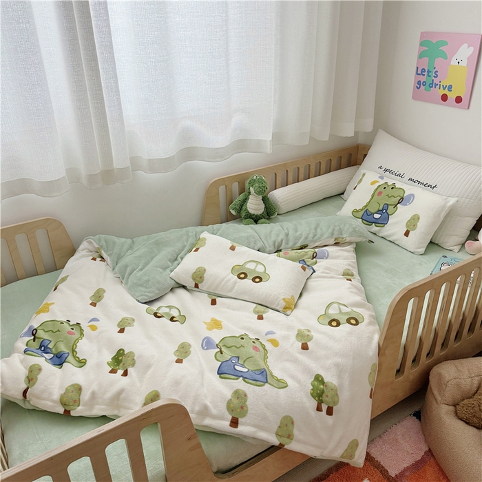 91家纺网 家纺一手货源 找家纺 萌宝家纺 2025新款牛奶绒儿童被套幼儿园冬被可拆洗 恐龙奇奇