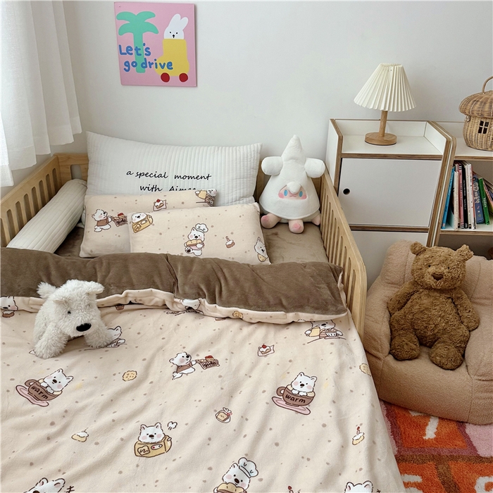 91家纺网 家纺一手货源 找家纺 萌宝家纺 2025新款牛奶绒儿童被套幼儿园冬被可拆洗 小熊奶咖