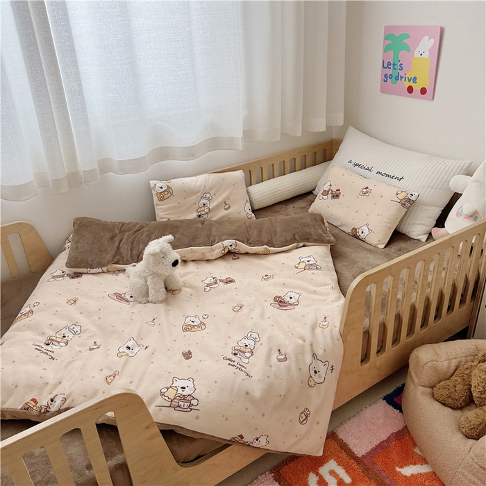 91家纺网 家纺一手货源 找家纺 萌宝家纺 2025新款牛奶绒儿童被套幼儿园冬被可拆洗 小熊奶咖