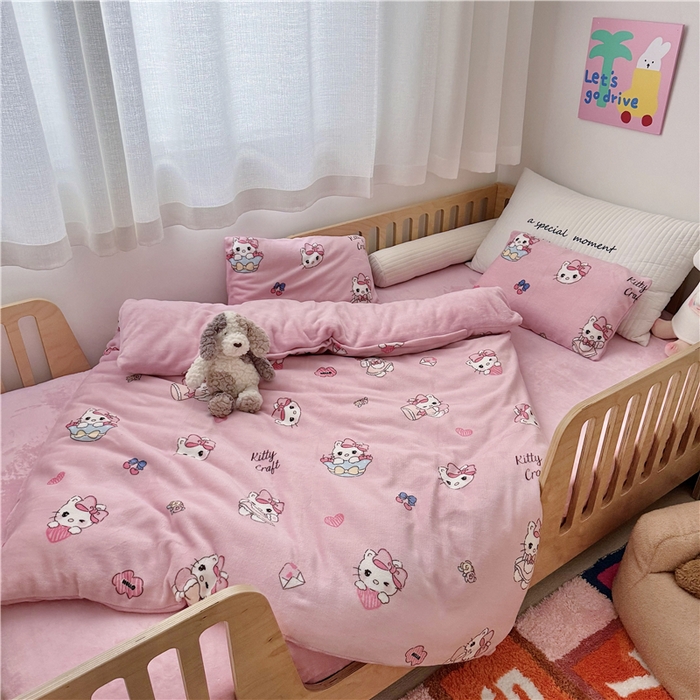 91家纺网 家纺一手货源 找家纺 萌宝家纺 2025新款牛奶绒儿童被套幼儿园冬被可拆洗 粉色小猫