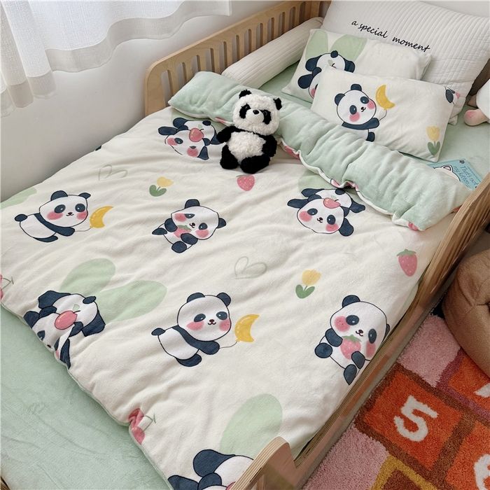 91家纺网 家纺一手货源 找家纺 萌宝家纺 2025新款牛奶绒儿童被套幼儿园冬被可拆洗 调皮熊猫