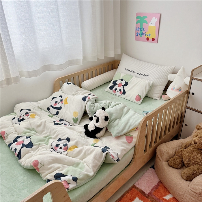 91家纺网 家纺一手货源 找家纺 萌宝家纺 2025新款牛奶绒儿童被套幼儿园冬被可拆洗 调皮熊猫