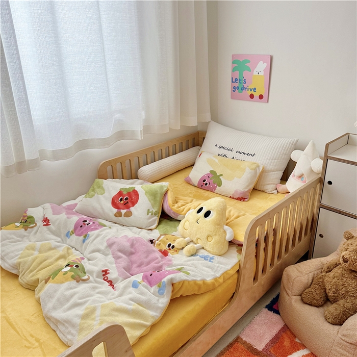 91家纺网 家纺一手货源 找家纺 萌宝家纺 2025新款牛奶绒儿童被套幼儿园冬被可拆洗 卡通草莓