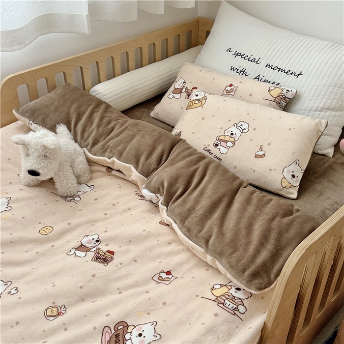 91家纺网 家纺一手货源 找家纺 萌宝家纺 2025新款牛奶绒儿童被套幼儿园冬被可拆洗 小熊奶咖