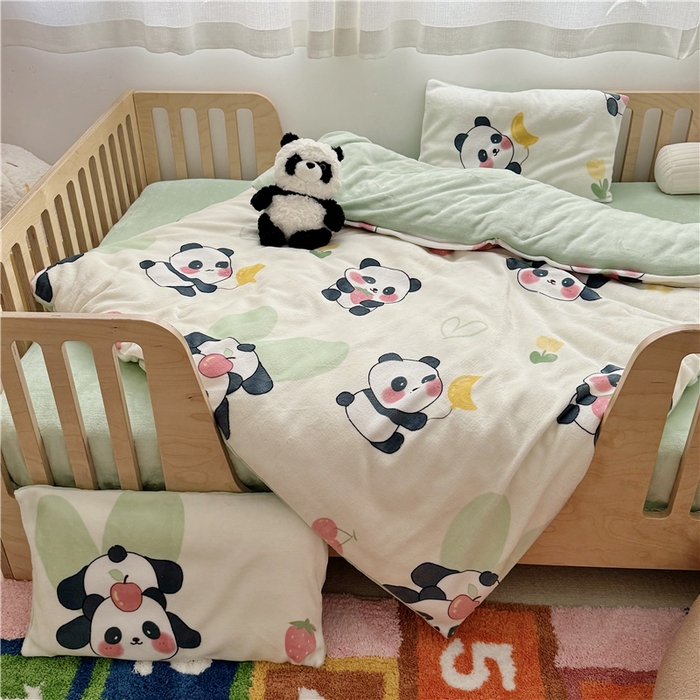91家纺网 家纺一手货源 找家纺 萌宝家纺 2025新款牛奶绒儿童被套幼儿园冬被可拆洗 调皮熊猫