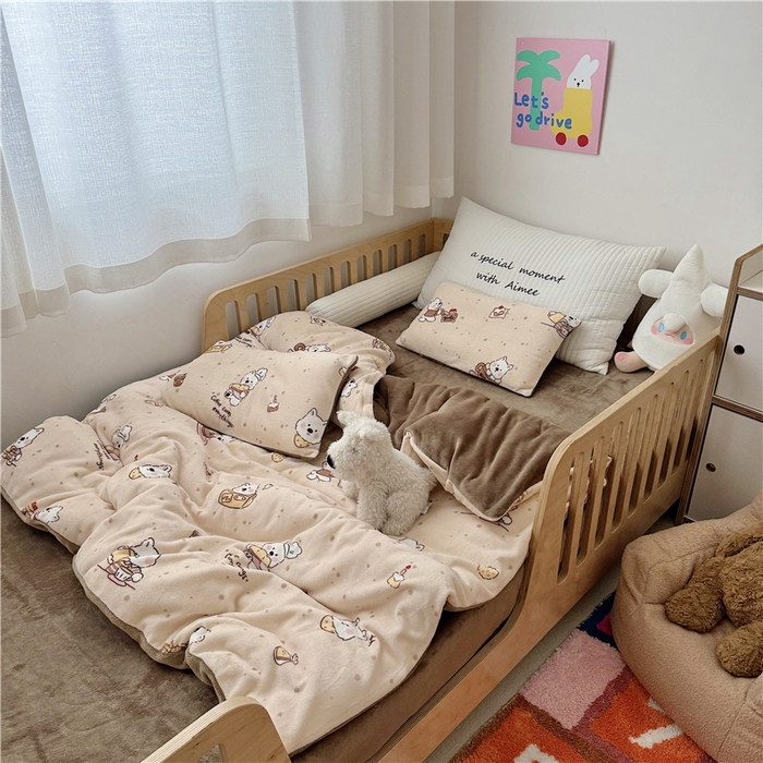 91家纺网 家纺一手货源 找家纺 萌宝家纺 2025新款牛奶绒儿童被套幼儿园冬被可拆洗 小熊奶咖