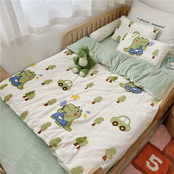 91家纺网 家纺一手货源 找家纺 萌宝家纺 2025新款牛奶绒儿童被套幼儿园冬被可拆洗 恐龙奇奇