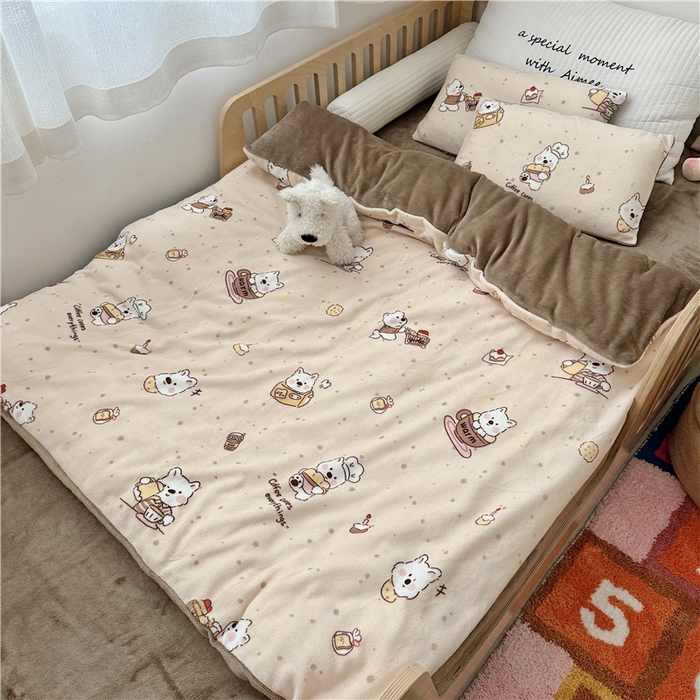 91家纺网 家纺一手货源 找家纺 萌宝家纺 2025新款牛奶绒儿童被套幼儿园冬被可拆洗 小熊奶咖