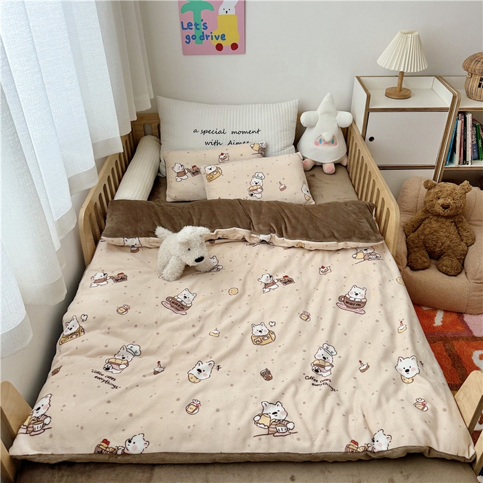 91家纺网 家纺一手货源 找家纺 萌宝家纺 2025新款牛奶绒儿童被套幼儿园冬被可拆洗 小熊奶咖