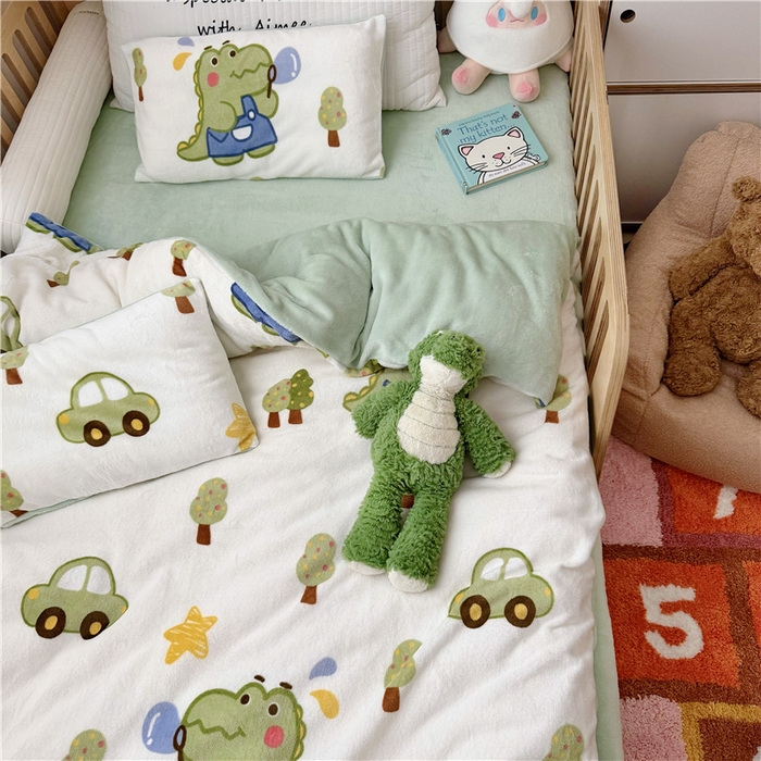 91家纺网 家纺一手货源 找家纺 萌宝家纺 2025新款牛奶绒儿童被套幼儿园冬被可拆洗 恐龙奇奇