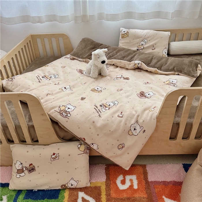 91家纺网 家纺一手货源 找家纺 萌宝家纺 2025新款牛奶绒儿童被套幼儿园冬被可拆洗 小熊奶咖