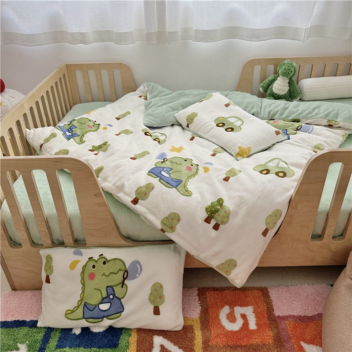91家纺网 家纺一手货源 找家纺 萌宝家纺 2025新款牛奶绒儿童被套幼儿园冬被可拆洗 恐龙奇奇