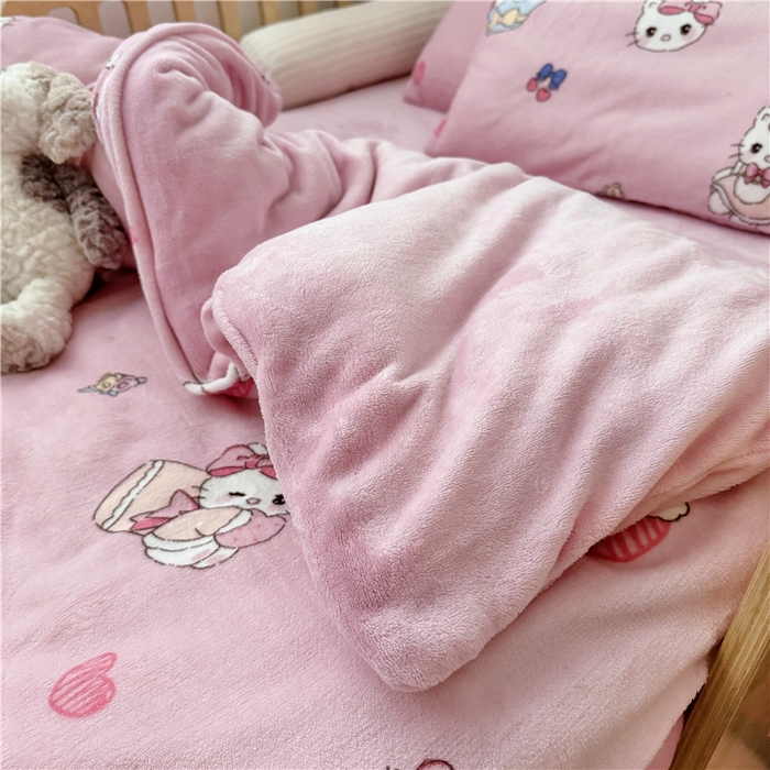 91家纺网 家纺一手货源 找家纺 萌宝家纺 2025新款牛奶绒儿童被套幼儿园冬被可拆洗 粉色小猫