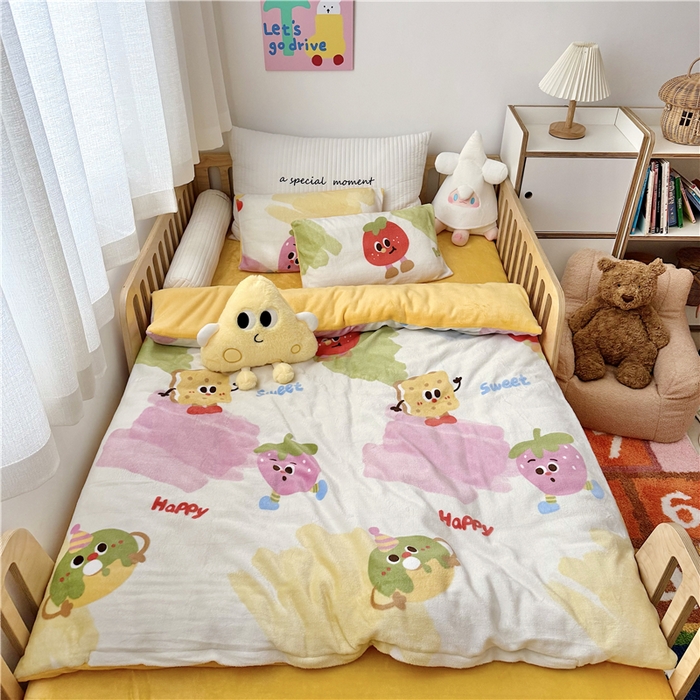 91家纺网 家纺一手货源 找家纺 萌宝家纺 2025新款牛奶绒儿童被套幼儿园冬被可拆洗 卡通草莓