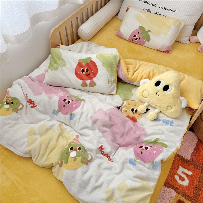 91家纺网 家纺一手货源 找家纺 萌宝家纺 2025新款牛奶绒儿童被套幼儿园冬被可拆洗 卡通草莓