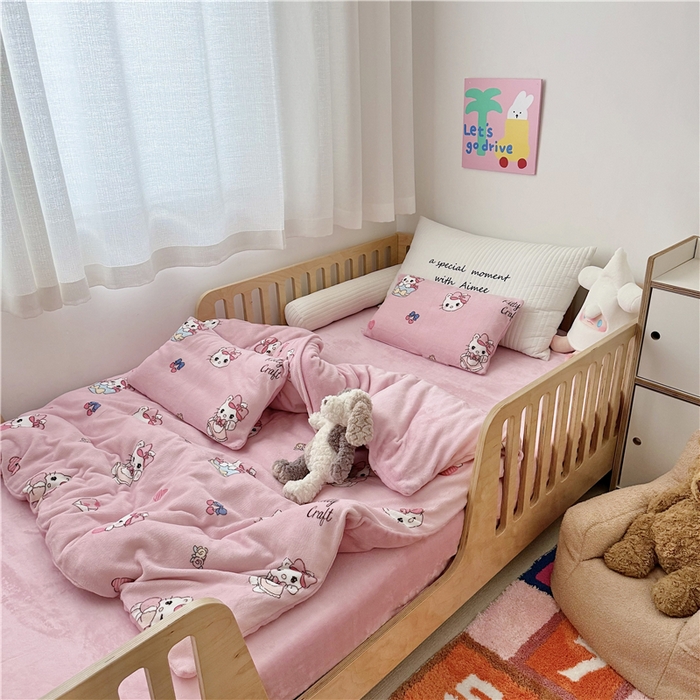 91家纺网 家纺一手货源 找家纺 萌宝家纺 2025新款牛奶绒儿童被套幼儿园冬被可拆洗 粉色小猫