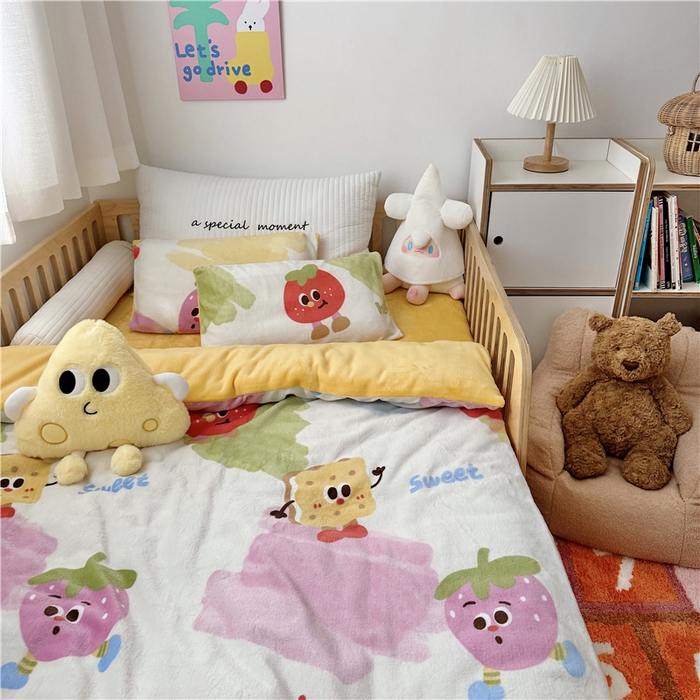 91家纺网 家纺一手货源 找家纺 萌宝家纺 2025新款牛奶绒儿童被套幼儿园冬被可拆洗 卡通草莓