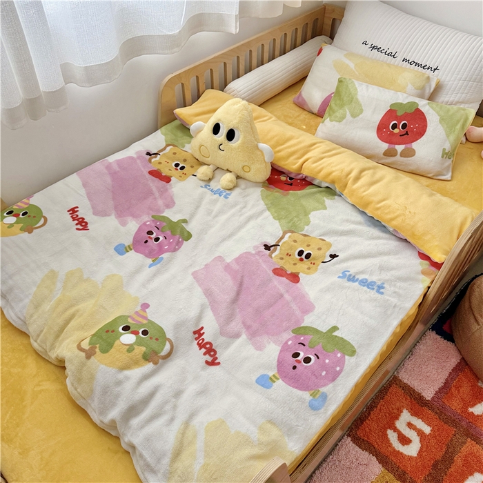 91家纺网 家纺一手货源 找家纺 萌宝家纺 2025新款牛奶绒儿童被套幼儿园冬被可拆洗 卡通草莓