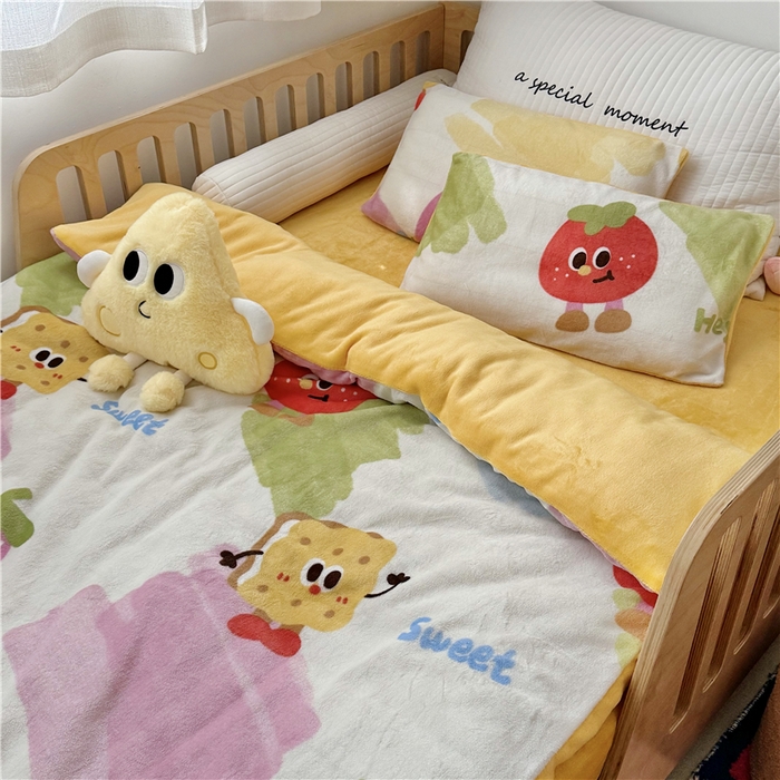 91家纺网 家纺一手货源 找家纺 萌宝家纺 2025新款牛奶绒儿童被套幼儿园冬被可拆洗 卡通草莓