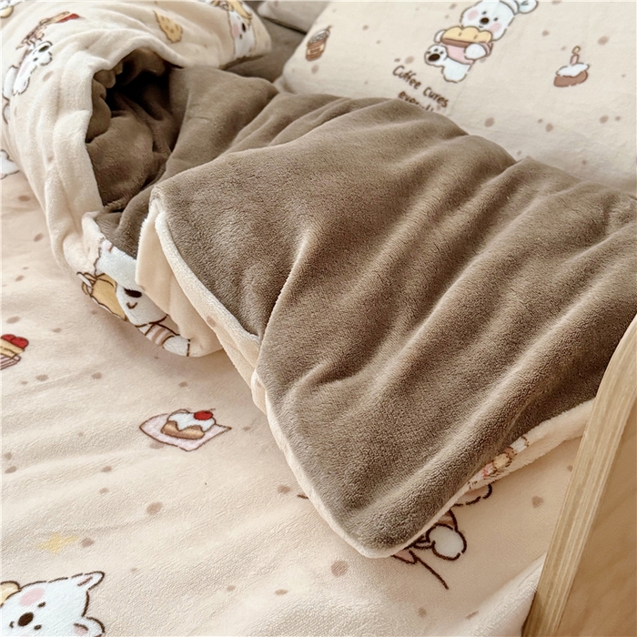 91家纺网 家纺一手货源 找家纺 萌宝家纺 2025新款牛奶绒儿童被套幼儿园冬被可拆洗 小熊奶咖