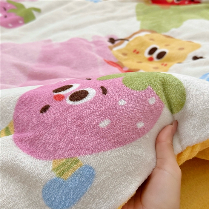 91家纺网 家纺一手货源 找家纺 萌宝家纺 2025新款牛奶绒儿童被套幼儿园冬被可拆洗 卡通草莓