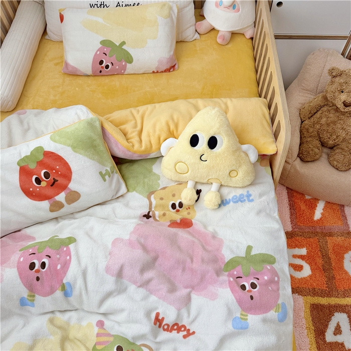 91家纺网 家纺一手货源 找家纺 萌宝家纺 2025新款牛奶绒儿童被套幼儿园冬被可拆洗 卡通草莓