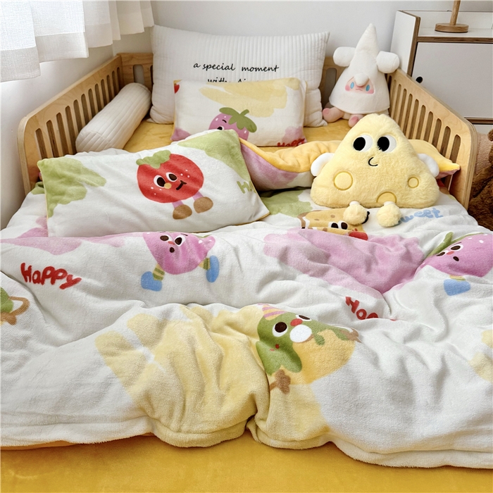 91家纺网 家纺一手货源 找家纺 萌宝家纺 2025新款牛奶绒儿童被套幼儿园冬被可拆洗 卡通草莓