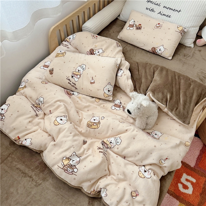 91家纺网 家纺一手货源 找家纺 萌宝家纺 2025新款牛奶绒儿童被套幼儿园冬被可拆洗 小熊奶咖