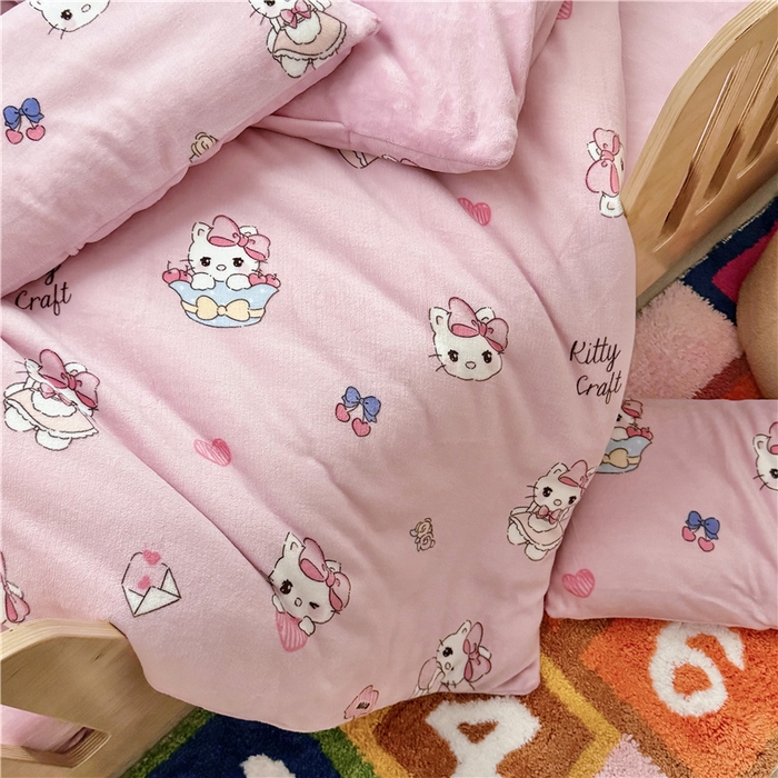 91家纺网 家纺一手货源 找家纺 萌宝家纺 2025新款牛奶绒儿童被套幼儿园冬被可拆洗 粉色小猫