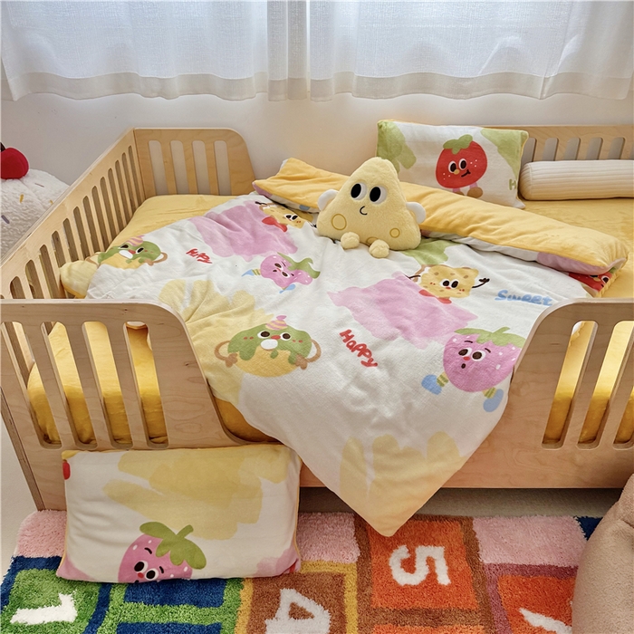 91家纺网 家纺一手货源 找家纺 萌宝家纺 2025新款牛奶绒儿童被套幼儿园冬被可拆洗 卡通草莓