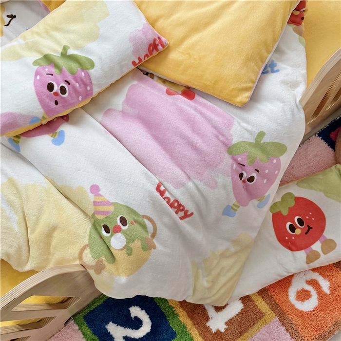 91家纺网 家纺一手货源 找家纺 萌宝家纺 2025新款牛奶绒儿童被套幼儿园冬被可拆洗 卡通草莓