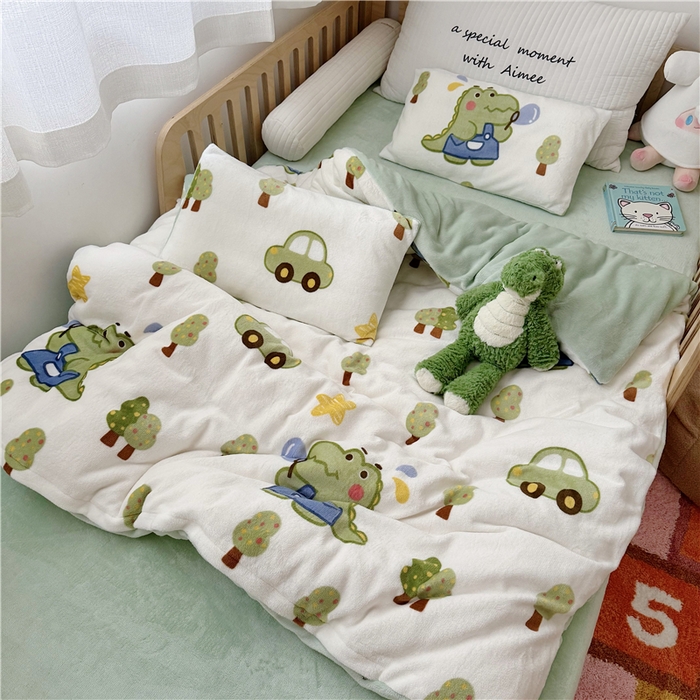 91家纺网 家纺一手货源 找家纺 萌宝家纺 2025新款牛奶绒儿童被套幼儿园冬被可拆洗 恐龙奇奇