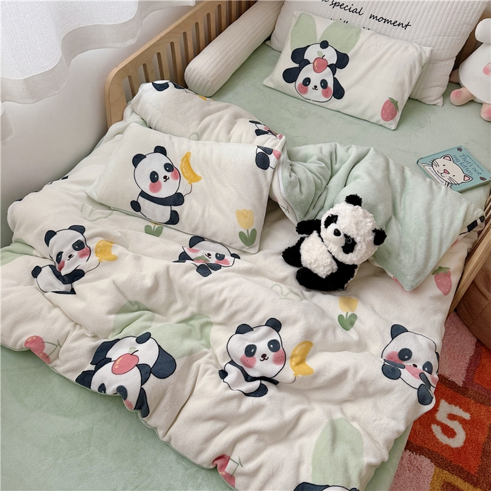 91家纺网 家纺一手货源 找家纺 萌宝家纺 2025新款牛奶绒儿童被套幼儿园冬被可拆洗 调皮熊猫