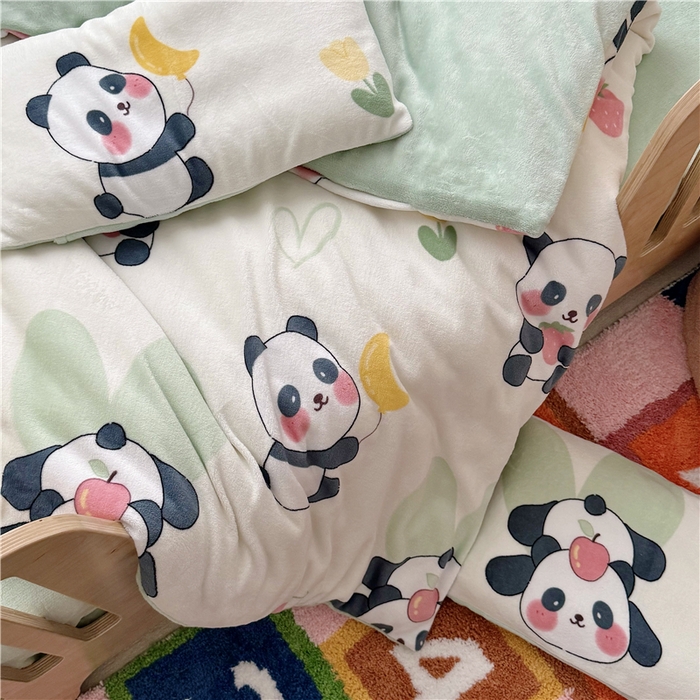 91家纺网 家纺一手货源 找家纺 萌宝家纺 2025新款牛奶绒儿童被套幼儿园冬被可拆洗 调皮熊猫