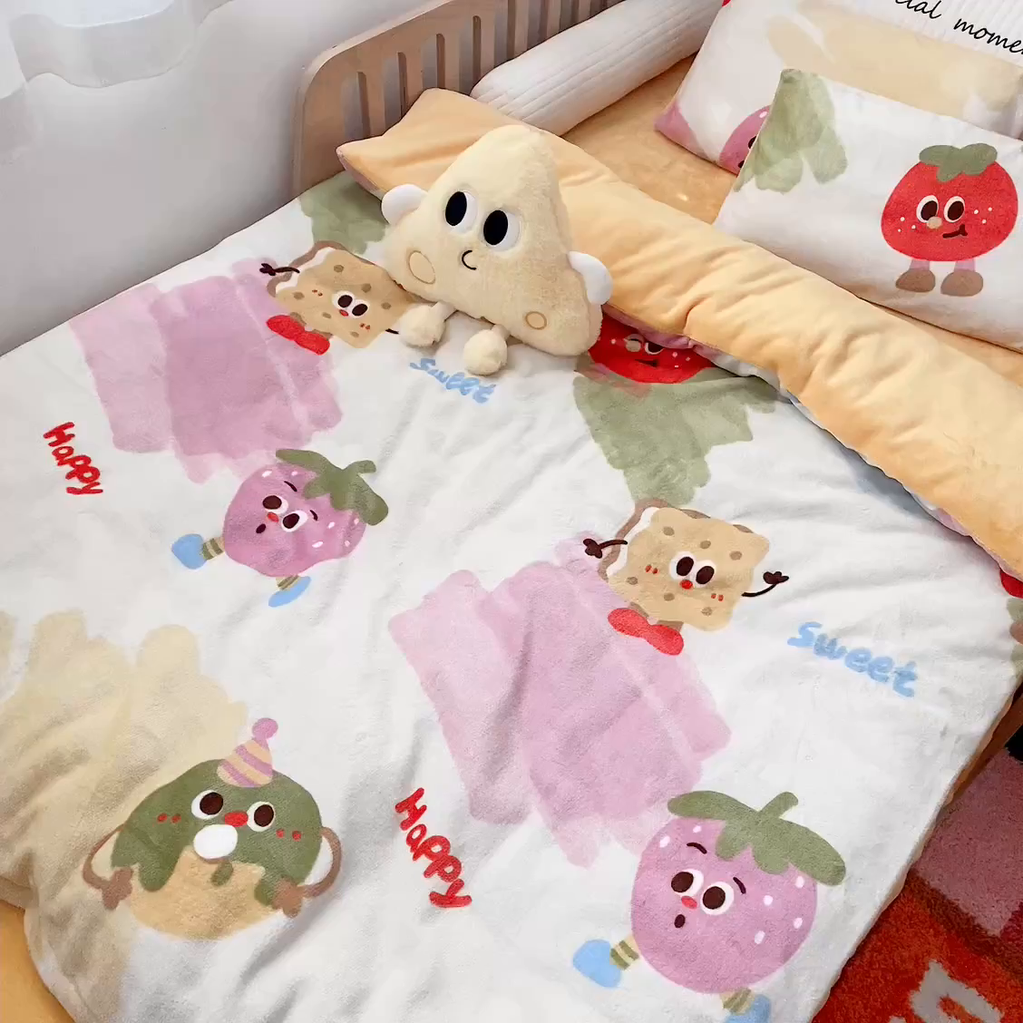 91家纺网 家纺一手货源 找家纺 萌宝家纺 2025新款牛奶绒儿童被套幼儿园冬被可拆洗 卡通草莓