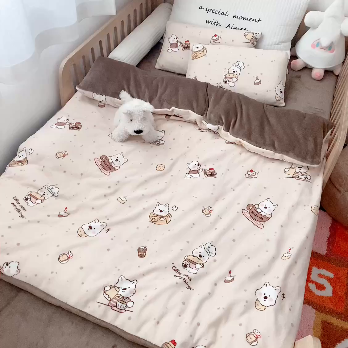 91家纺网 家纺一手货源 找家纺 萌宝家纺 2025新款牛奶绒儿童被套幼儿园冬被可拆洗 小熊奶咖