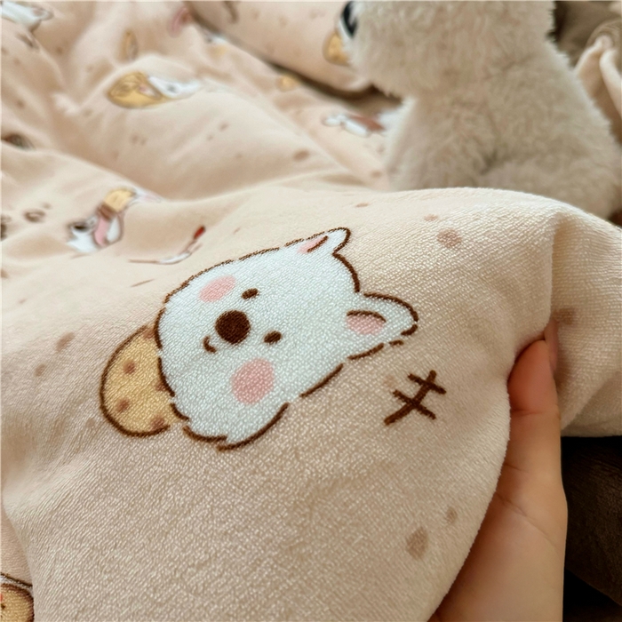 91家纺网 家纺一手货源 找家纺 萌宝家纺 2025新款牛奶绒儿童被套幼儿园冬被可拆洗 小熊奶咖