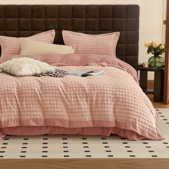 91家纺网 家纺一手货源 找家纺 新月家纺（锦威郎） 2025新款加厚皮草兔毛绒牛奶绒系列四件套9.2斤 托斯塞纳+蜜桃粉