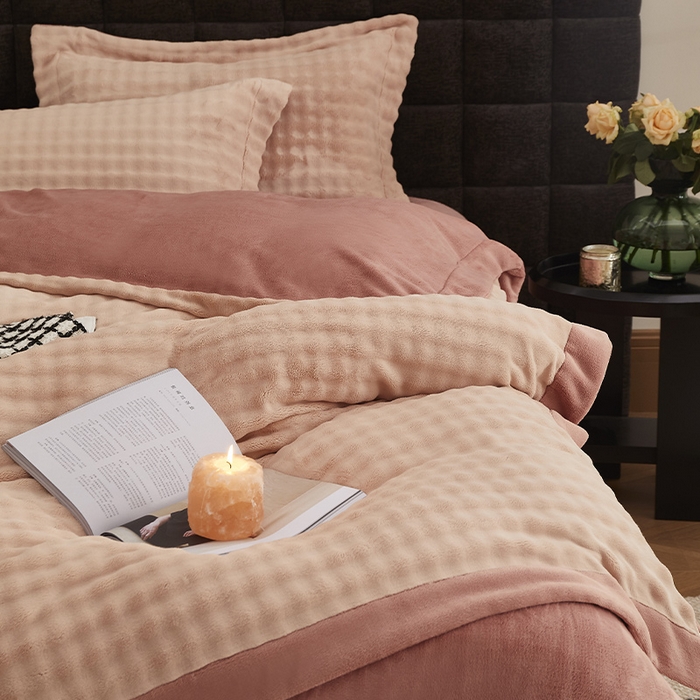 91家纺网 家纺一手货源 找家纺 新月家纺（锦威郎） 2025新款加厚皮草兔毛绒牛奶绒系列四件套9.2斤 托斯塞纳+蜜桃粉