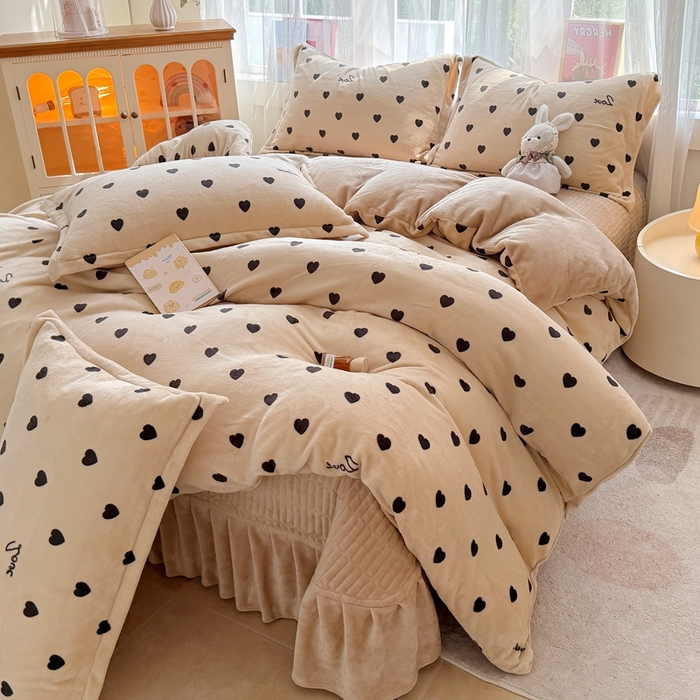 91家纺网 家纺一手货源 找家纺 （总）梵克保罗 2025秋冬新款印花牛奶绒床盖炕垫炕盖四件套-云裳