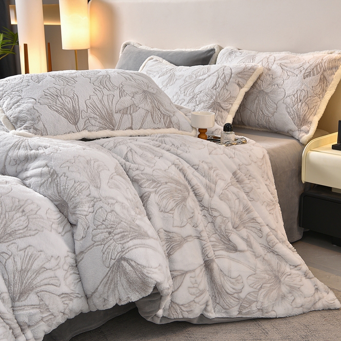 91家纺网 家纺一手货源 找家纺 （总）绒城  2025新款 320克深雕兔毛四件套牛奶绒四件套 - 初雪系列