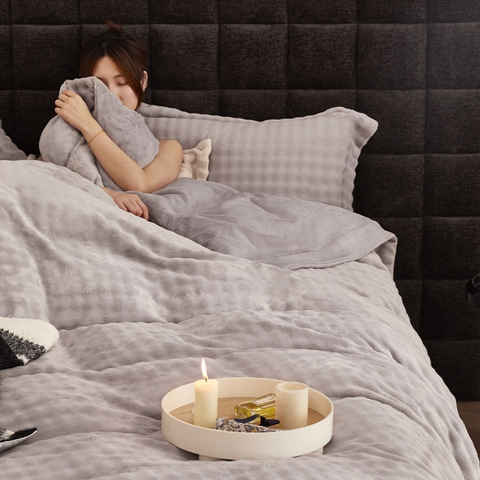 91家纺网 家纺一手货源 找家纺 新月家纺（锦威郎） 2025新款加厚皮草兔毛绒牛奶绒系列四件套9.2斤 托斯塞纳+绅士灰