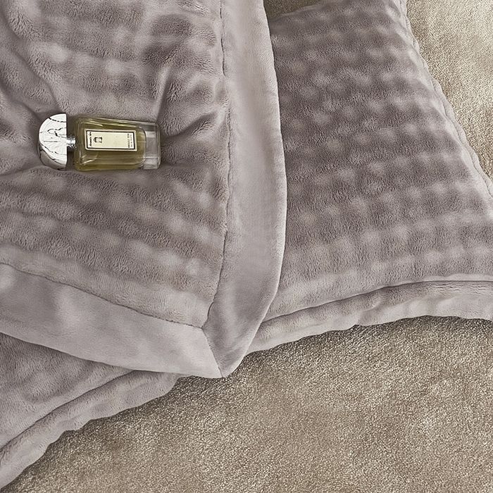 91家纺网 家纺一手货源 找家纺 新月家纺（锦威郎） 2025新款加厚皮草兔毛绒牛奶绒系列四件套9.2斤 托斯塞纳+绅士灰