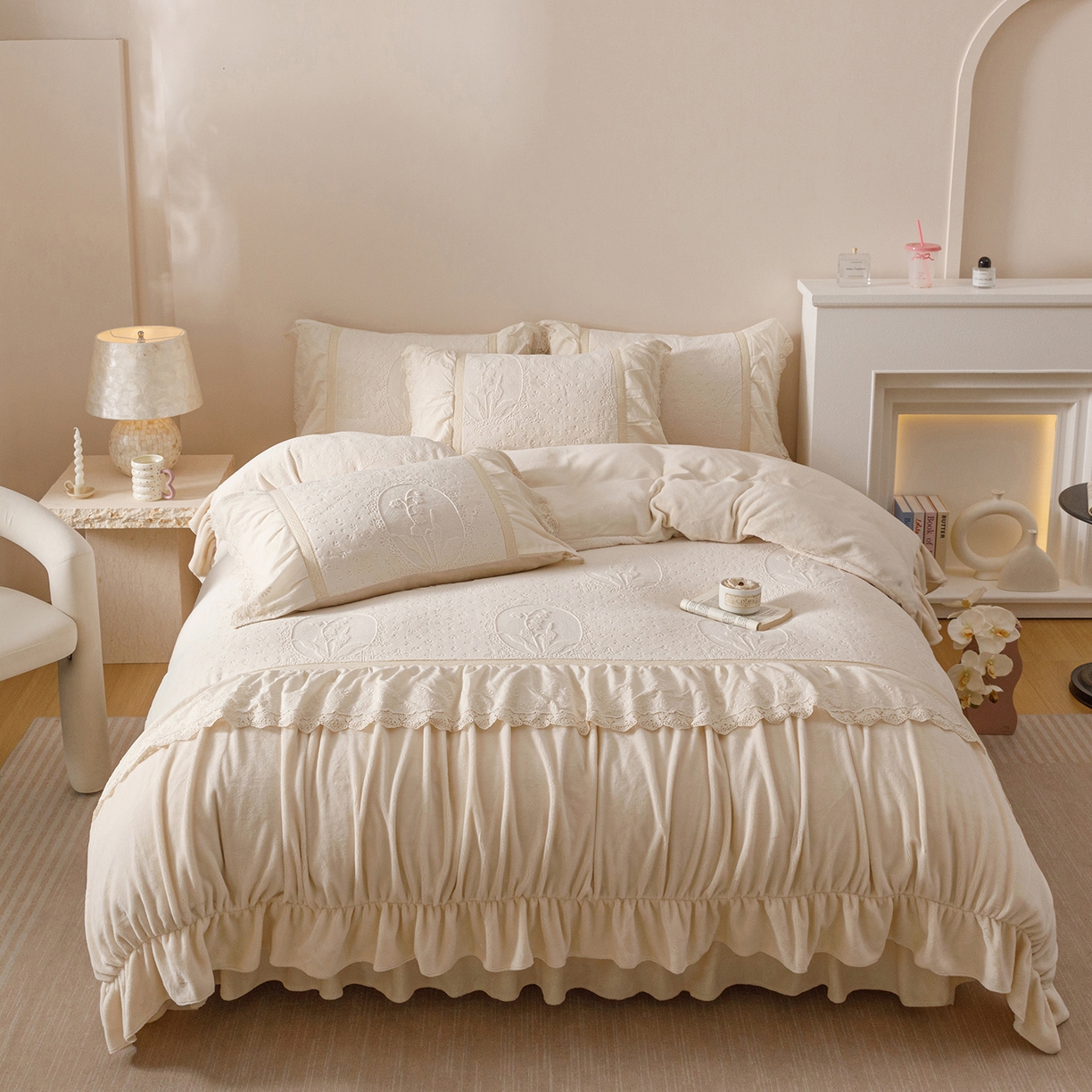 91家纺网 家纺一手货源 找家纺 （总）好儿喜家纺 2025新款雕花牛奶绒床裙款四件套-花音