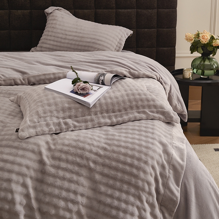 91家纺网 家纺一手货源 找家纺 新月家纺（锦威郎） 2025新款加厚皮草兔毛绒牛奶绒系列四件套9.2斤 托斯塞纳+绅士灰