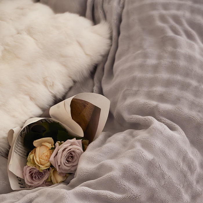 91家纺网 家纺一手货源 找家纺 新月家纺（锦威郎） 2025新款加厚皮草兔毛绒牛奶绒系列四件套9.2斤 托斯塞纳+绅士灰