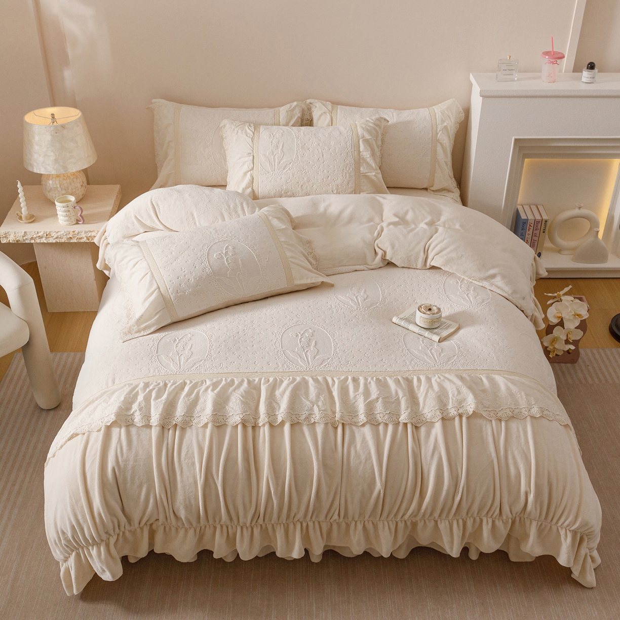 91家纺网 家纺一手货源 找家纺 （总）好儿喜家纺 2025新款雕花牛奶绒床裙款四件套-花音