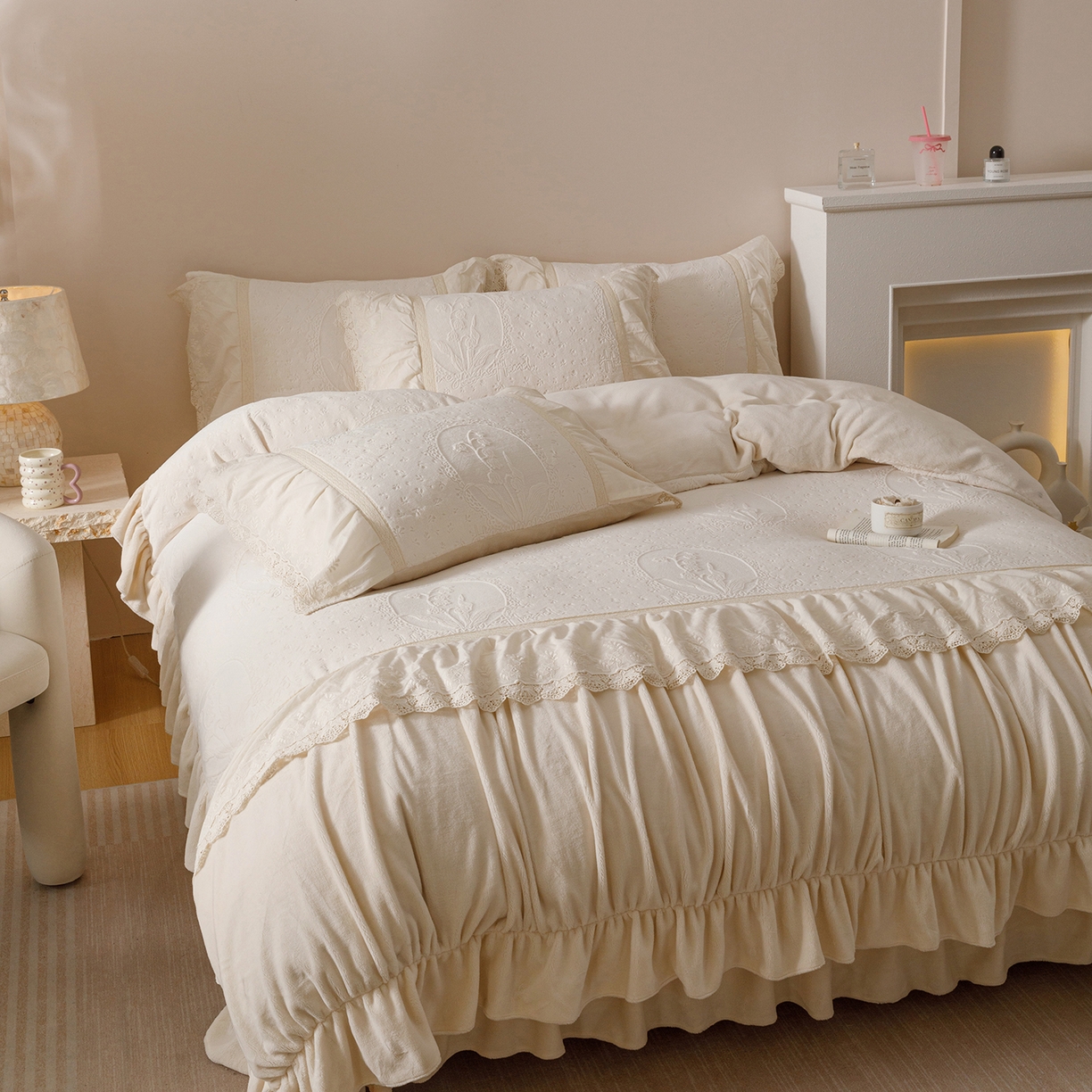 91家纺网 家纺一手货源 找家纺 （总）好儿喜家纺 2025新款雕花牛奶绒床裙款四件套-花音