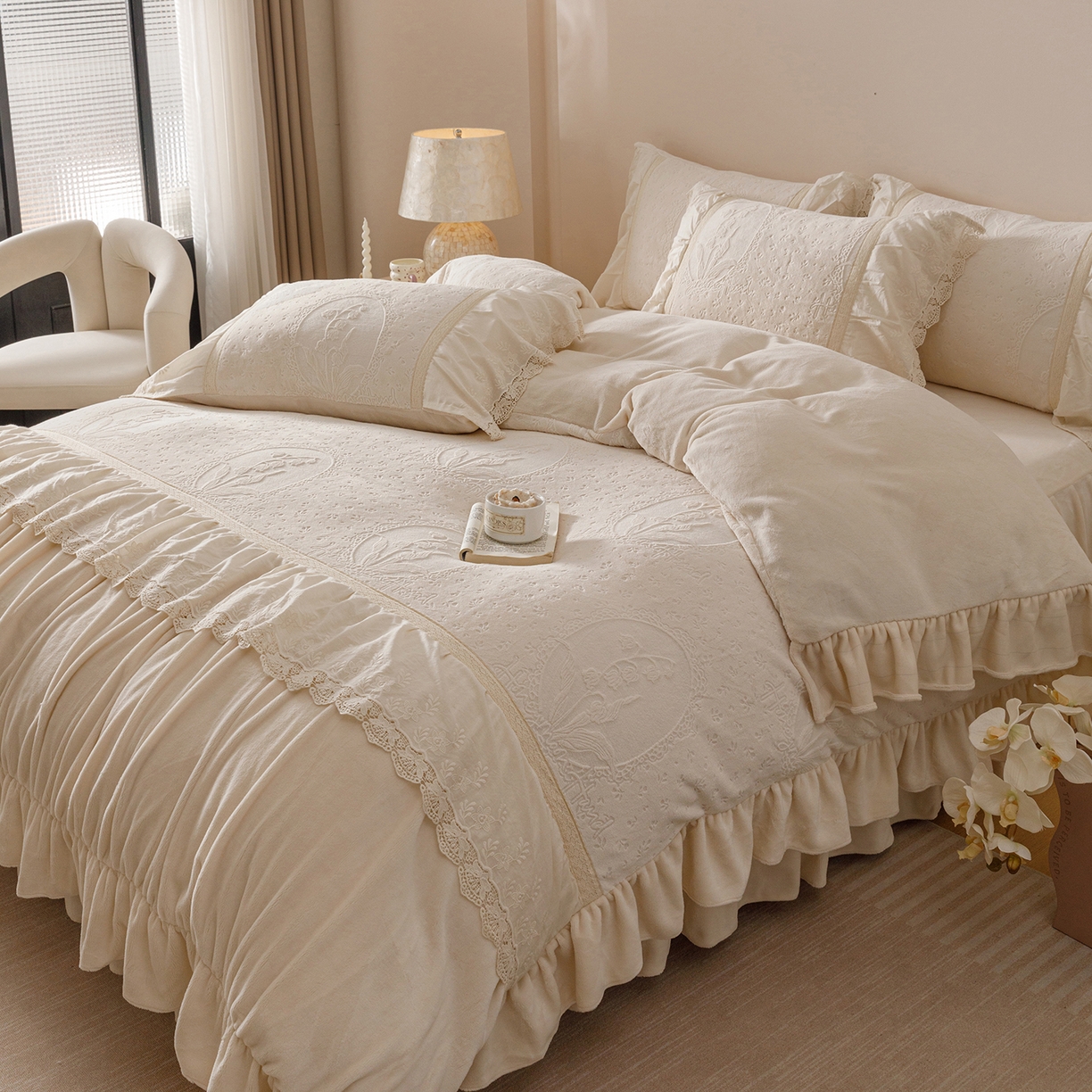 91家纺网 家纺一手货源 找家纺 （总）好儿喜家纺 2025新款雕花牛奶绒床裙款四件套-花音