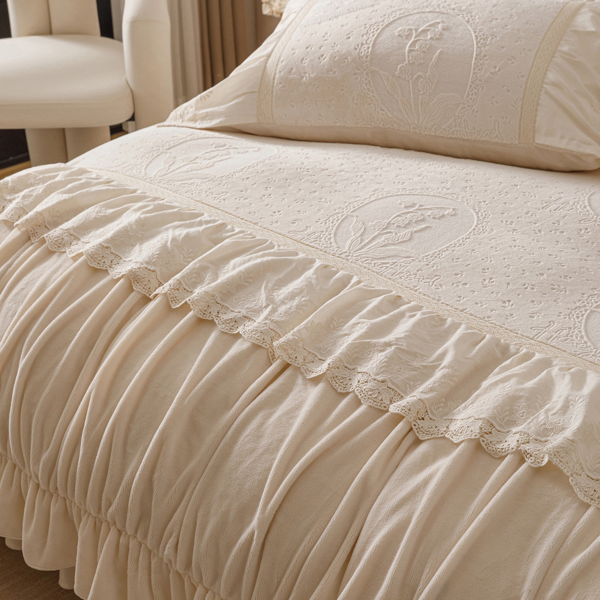 91家纺网 家纺一手货源 找家纺 （总）好儿喜家纺 2025新款雕花牛奶绒床裙款四件套-花音